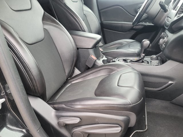 Used 2019 Jeep Cherokee Latitude Plus AWD/4WD image 4