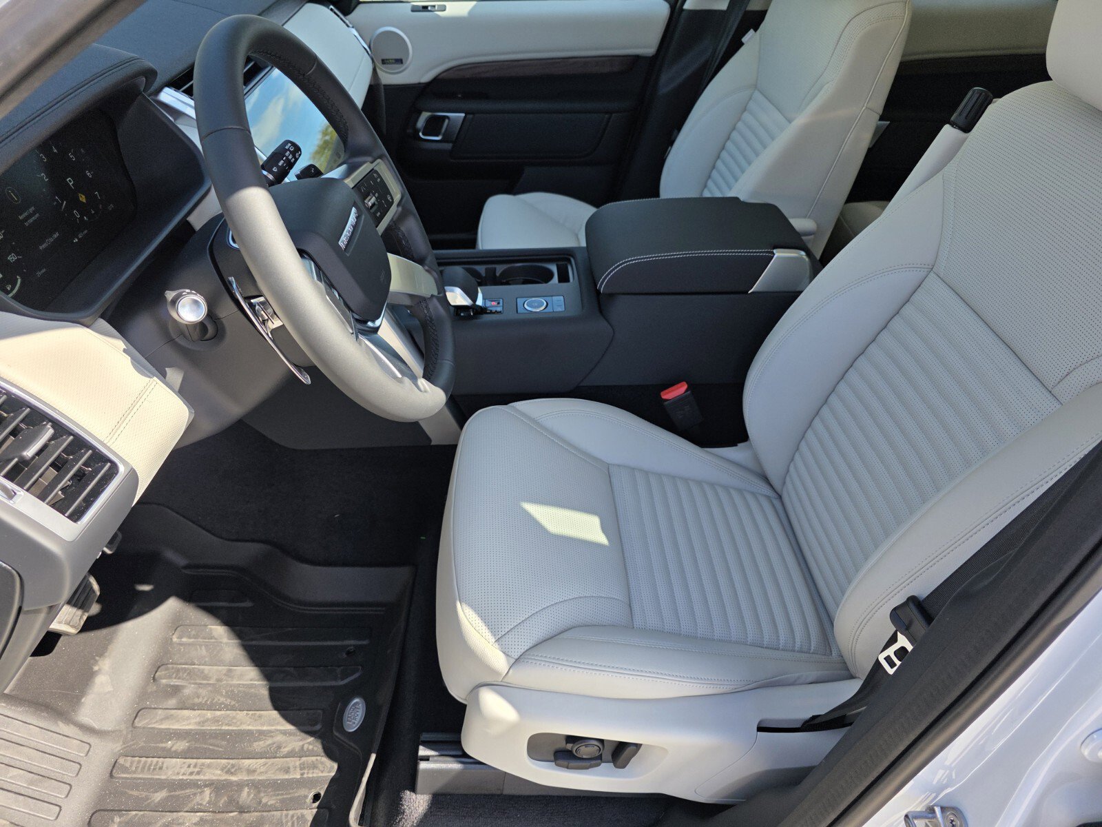 Used 2026 Land Rover Discovery Dynamic SE image 10