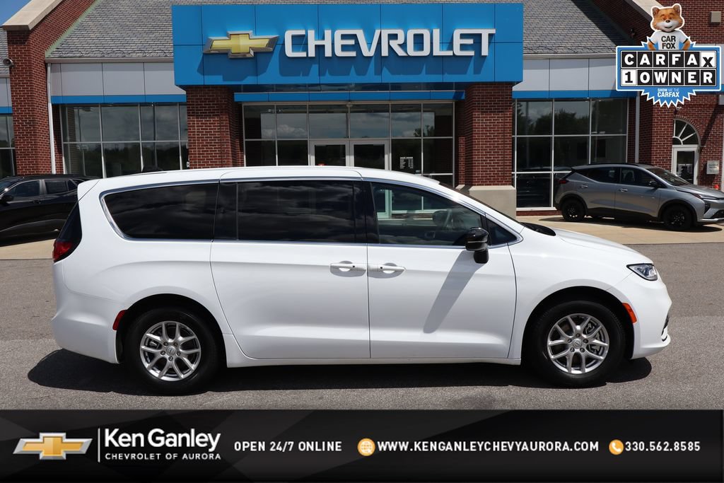 Used 2026 Chrysler Pacifica Select FWD image 1