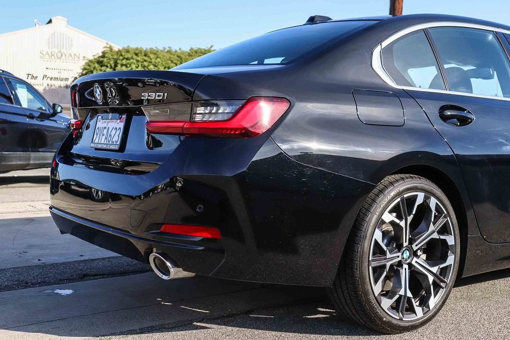 Used 2025 BMW 330i Sedan w/ Premium Package image 11