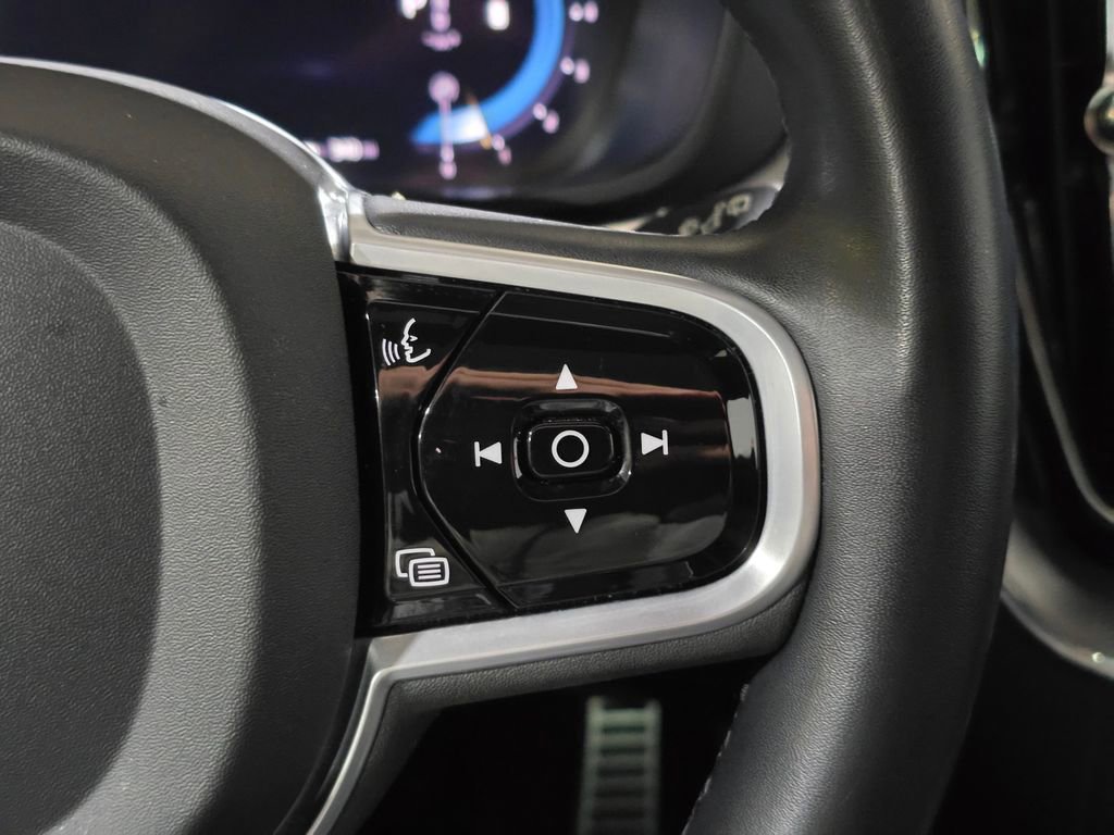 Used 2022 Volvo XC60 B5 R-Design w/ Climate Package image 17