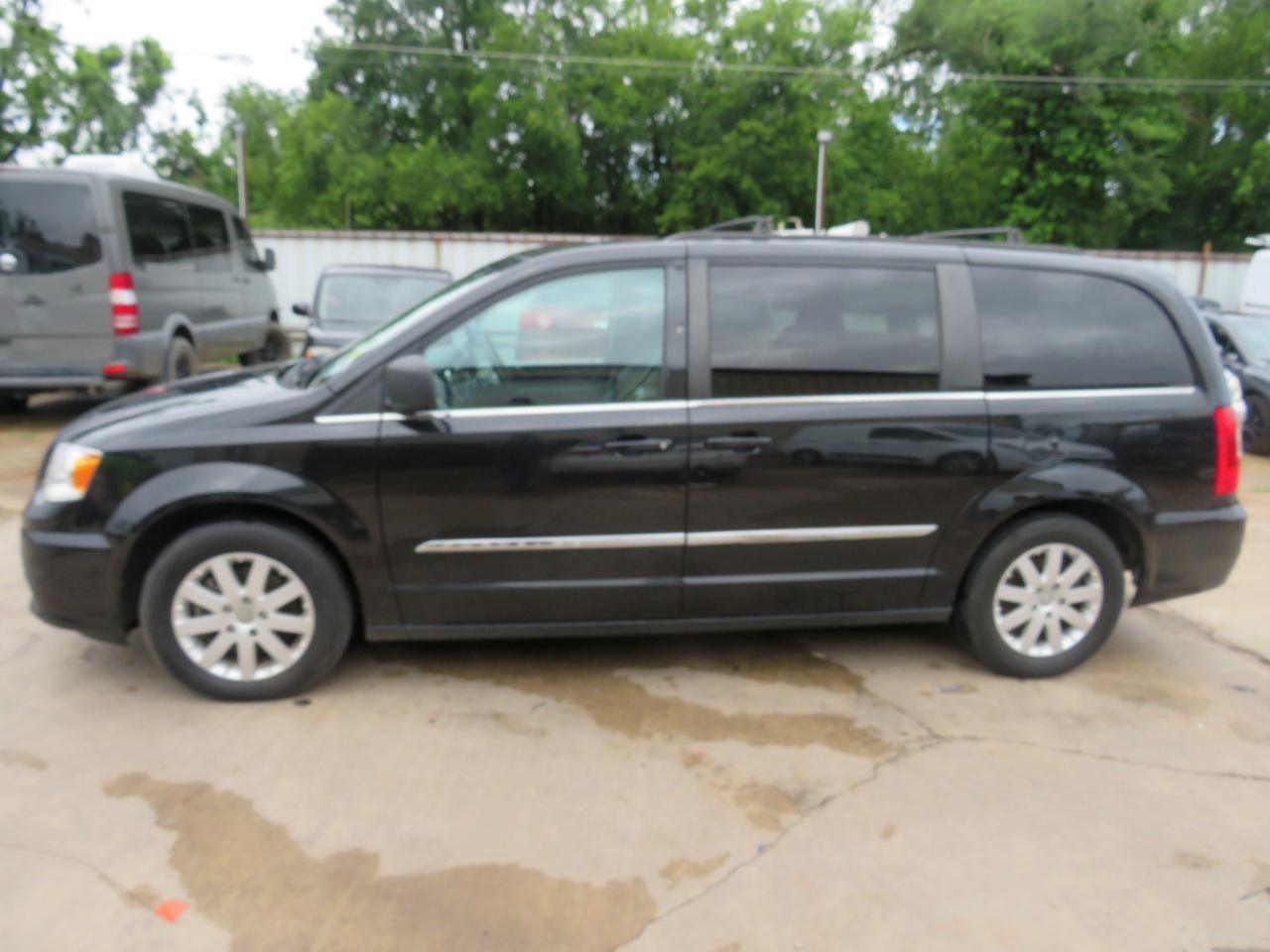 Used 2015 Chrysler Town & Country Touring FWD image 32