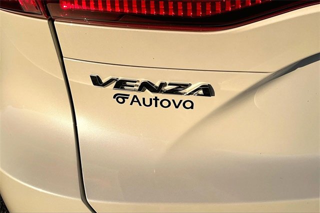 Used 2022 Toyota Venza XLE image 32