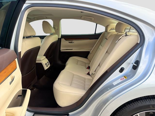 Used 2016 Lexus ES 300h w/ Luxury Package w/Wood Trim image 20