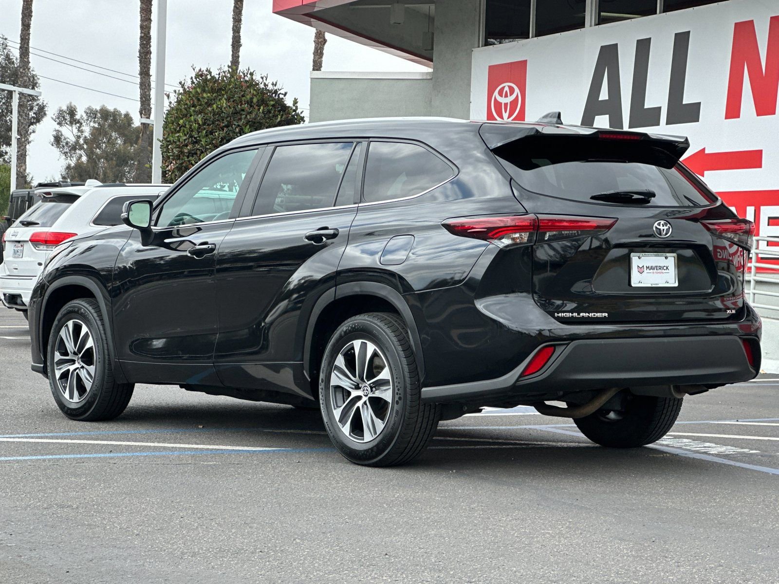 Used 2024 Toyota Highlander XLE FWD image 3