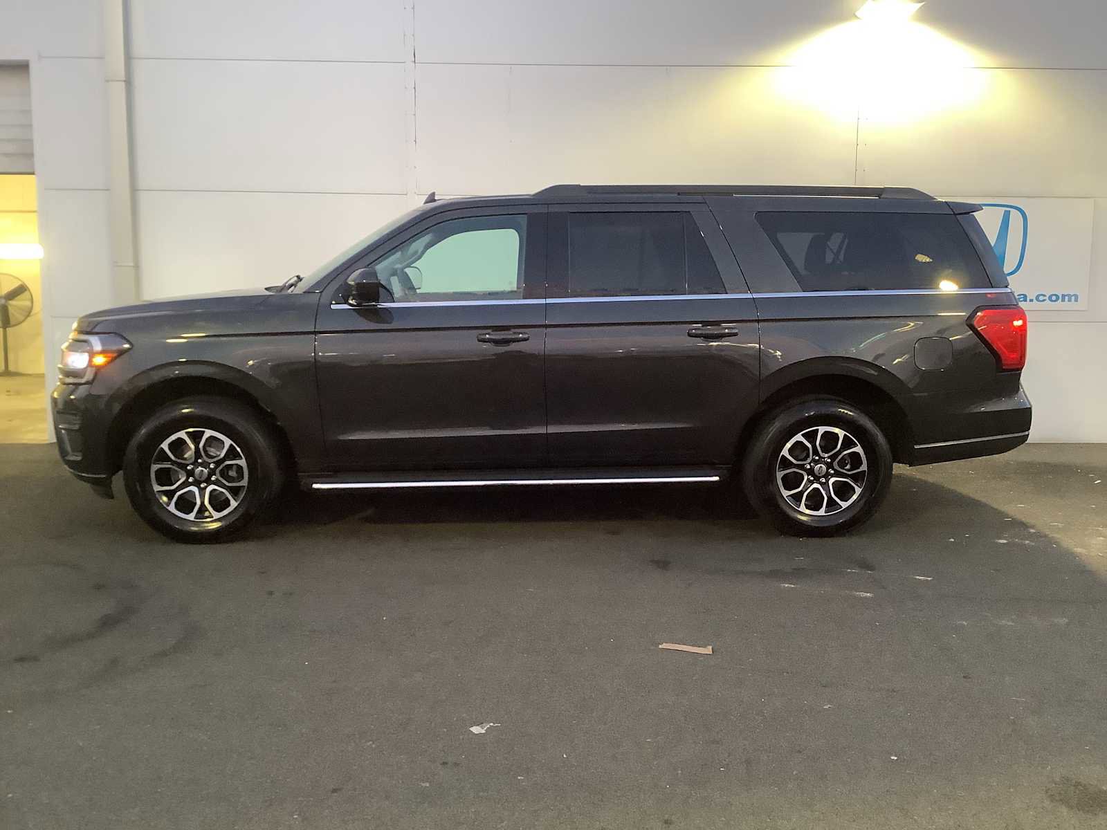 Used 2023 Ford Expedition Max XLT image 2