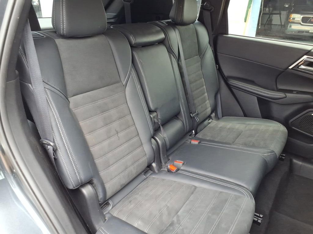 Used 2025 Mitsubishi Outlander SE AWD/4WD image 13