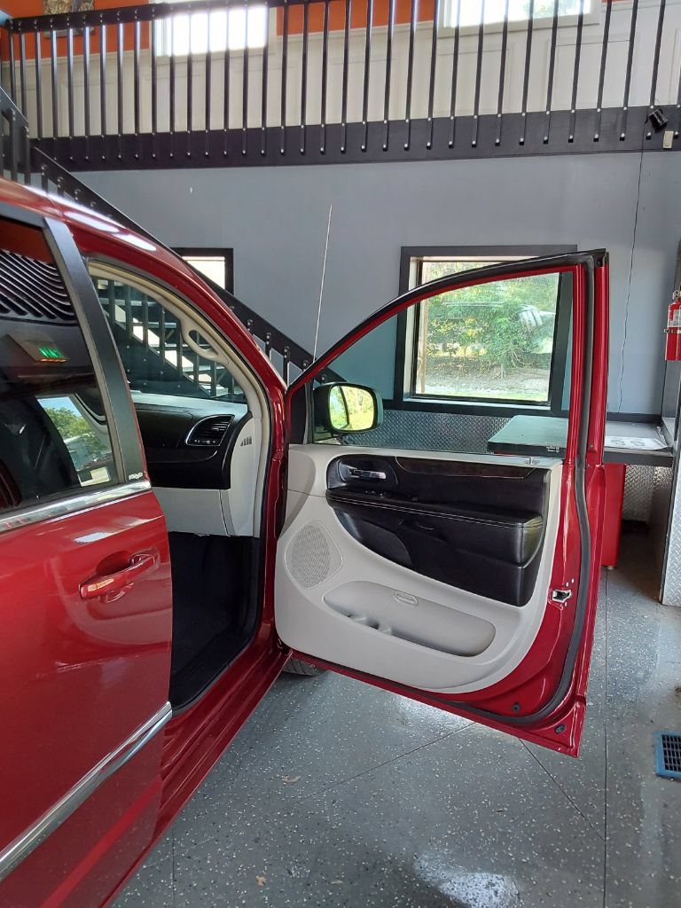 Used 2014 Chrysler Town & Country Touring FWD image 14