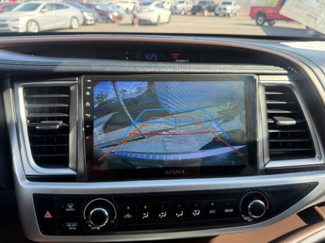 Used 2016 Toyota Highlander LE FWD image 18