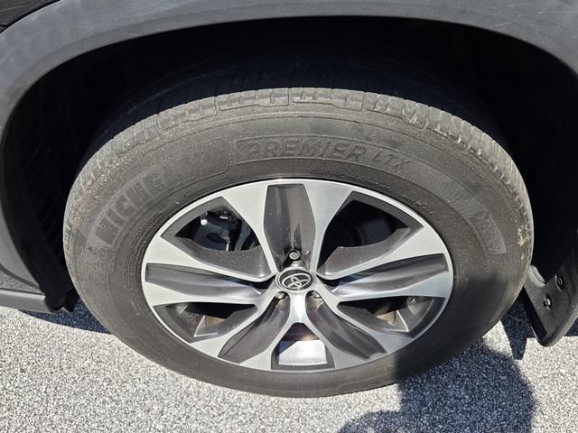 Used 2022 Toyota Highlander XLE AWD/4WD image 9
