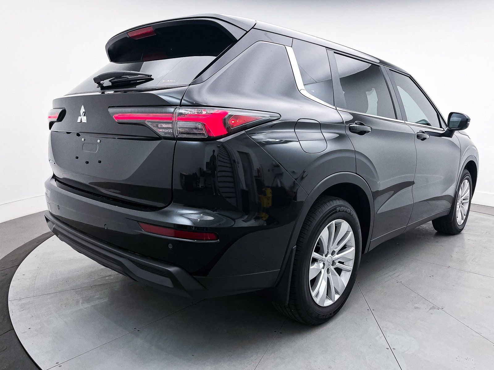 New 2025 Mitsubishi Outlander ES image 7