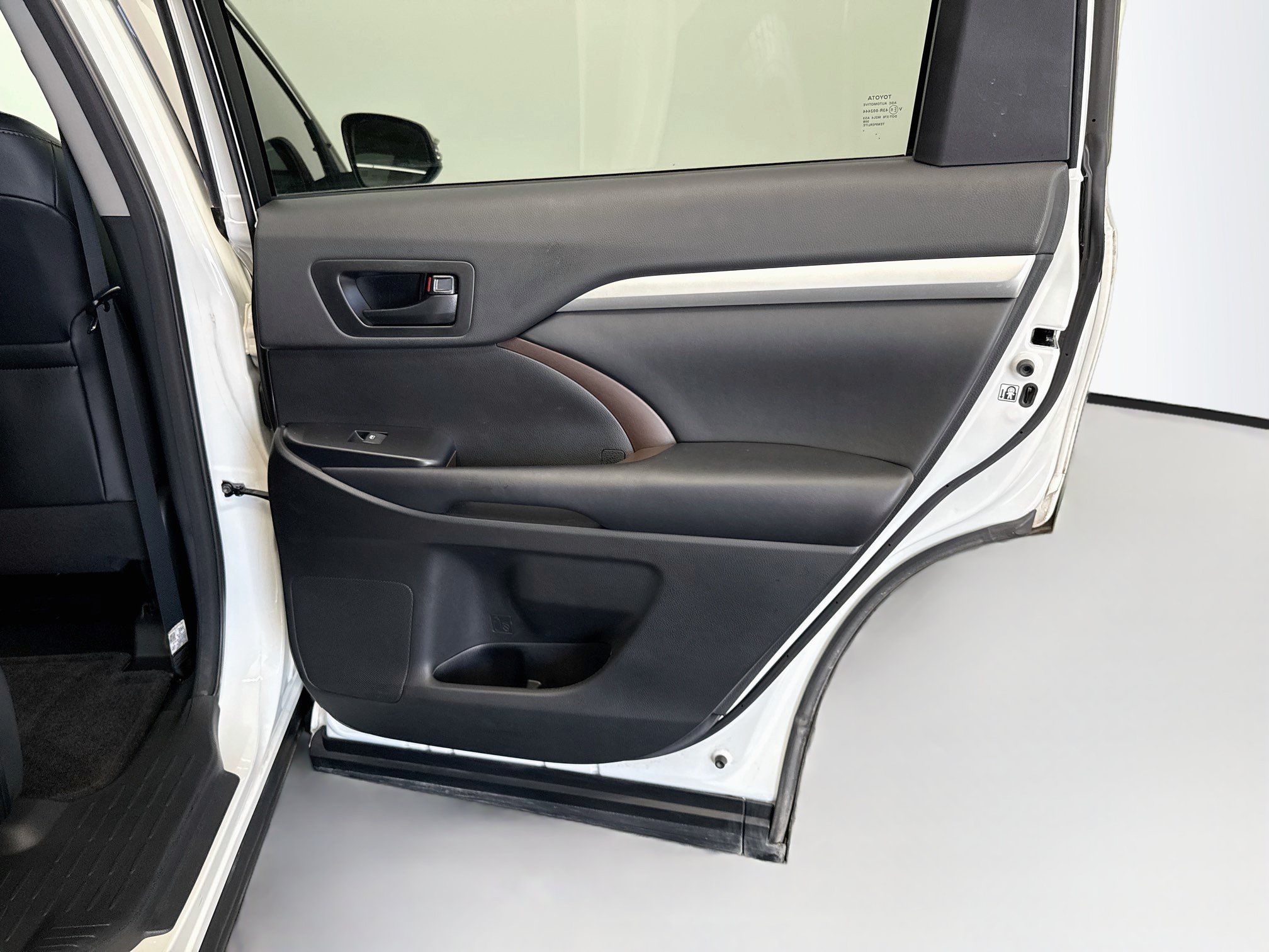Used 2018 Toyota Highlander Plus FWD image 30