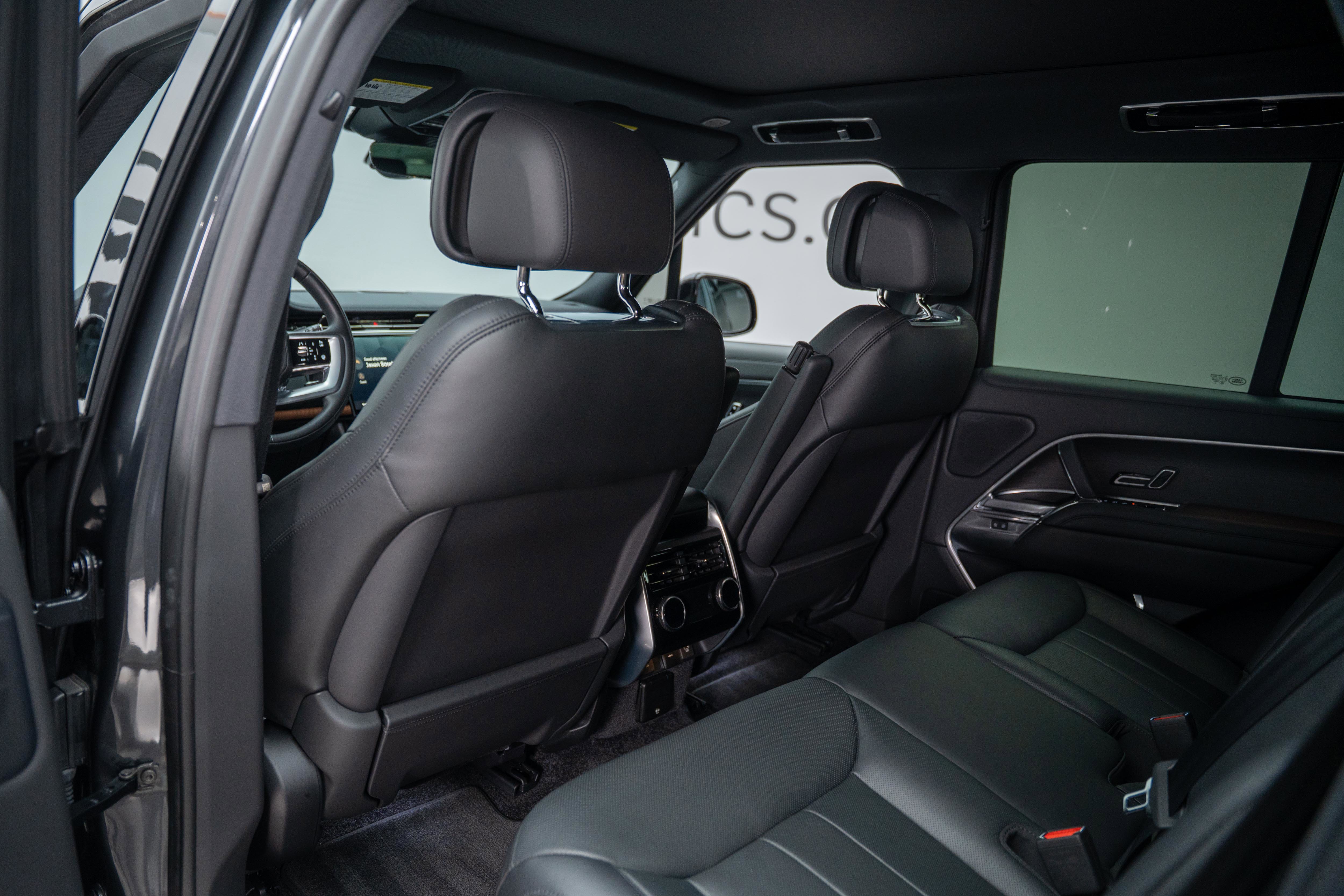 Used 2025 Land Rover Range Rover SE AWD/4WD image 28