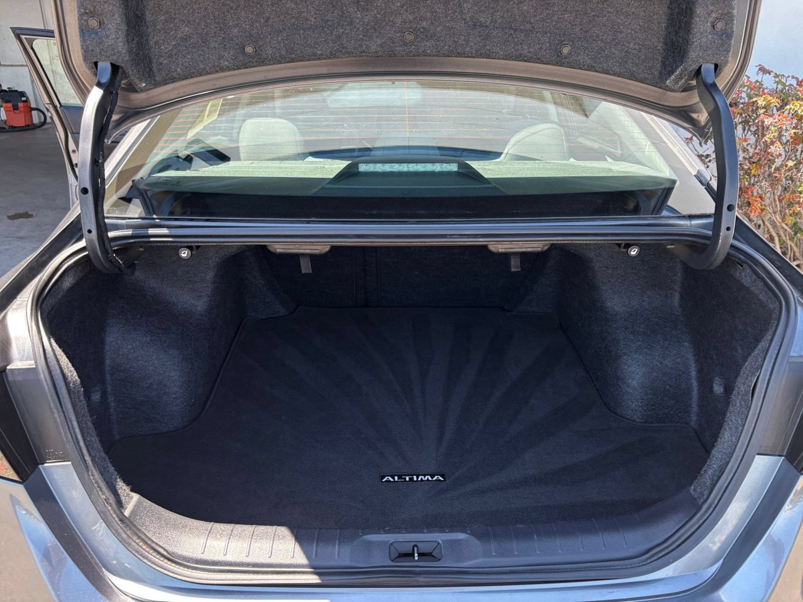 Used 2025 Nissan Altima 2.5 SV FWD image 32