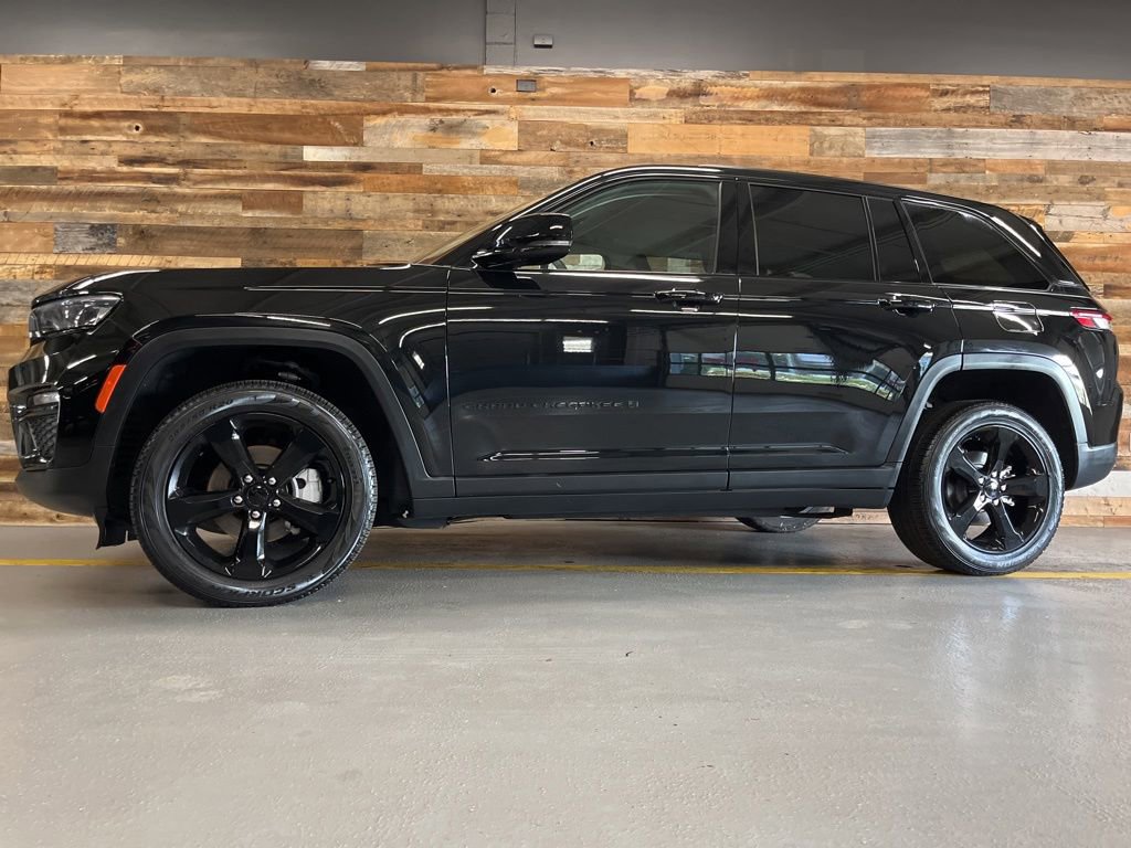 Used 2023 Jeep Grand Cherokee Limited w/ Black Appearance Package AWD/4WD image 46