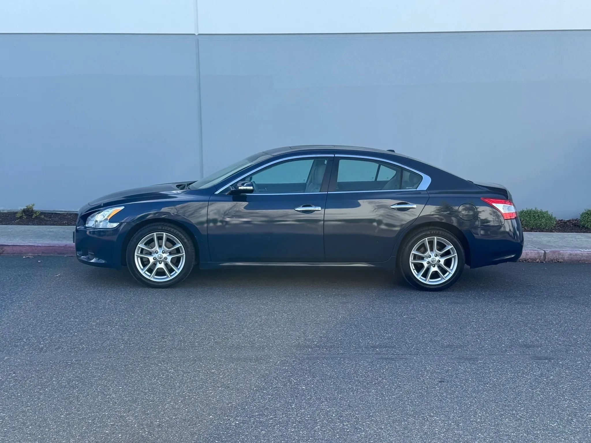Used 2009 Nissan Maxima 3.5 SV w/ Tech Pkg FWD image 2