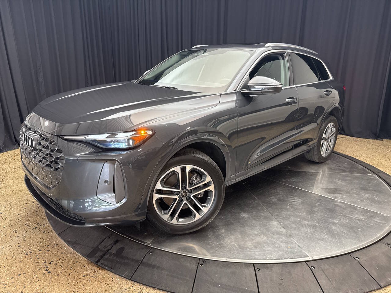 Used 2025 Audi Q5 Premium AWD/4WD image 2