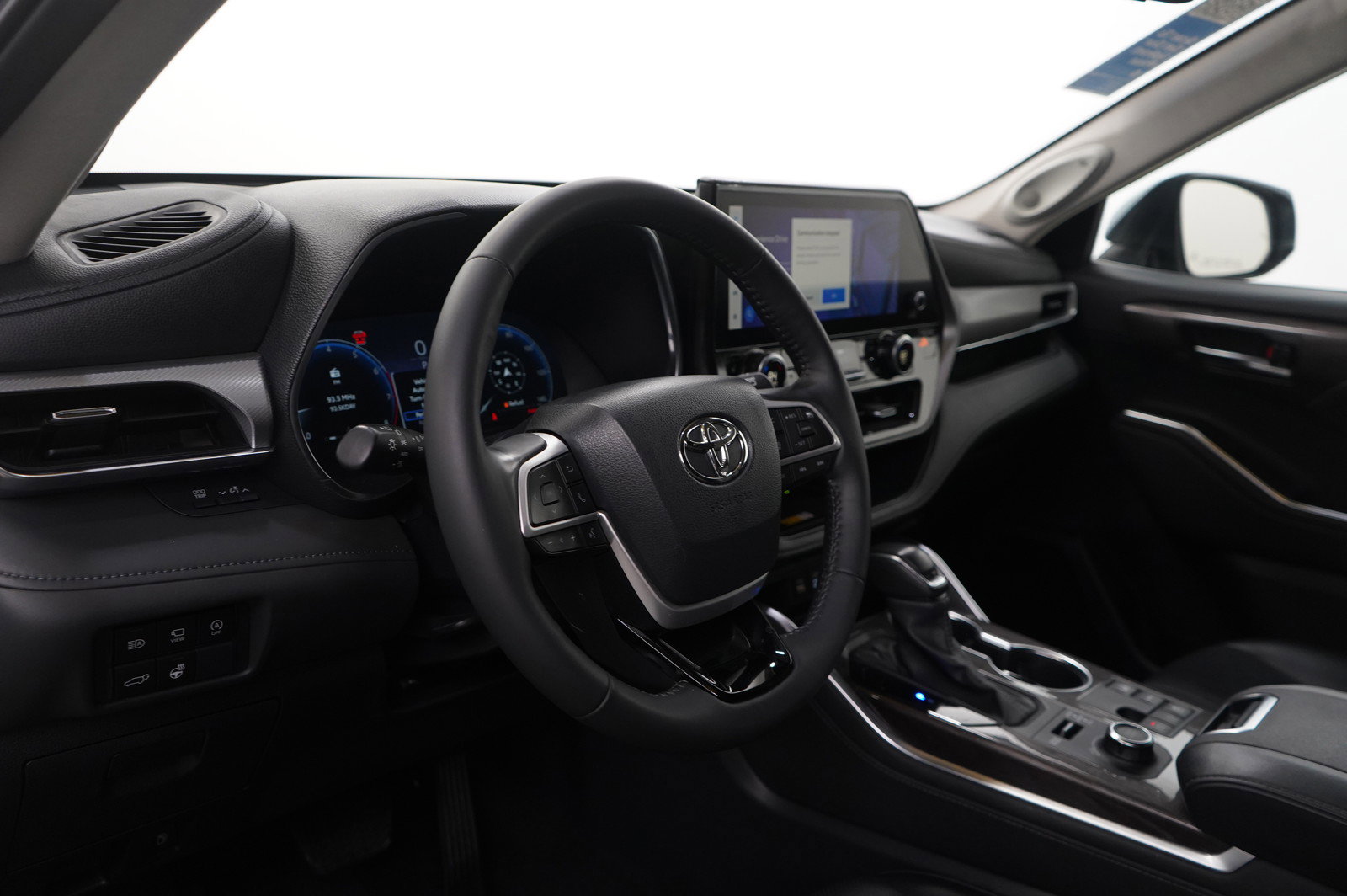 Used 2024 Toyota Highlander Platinum image 15