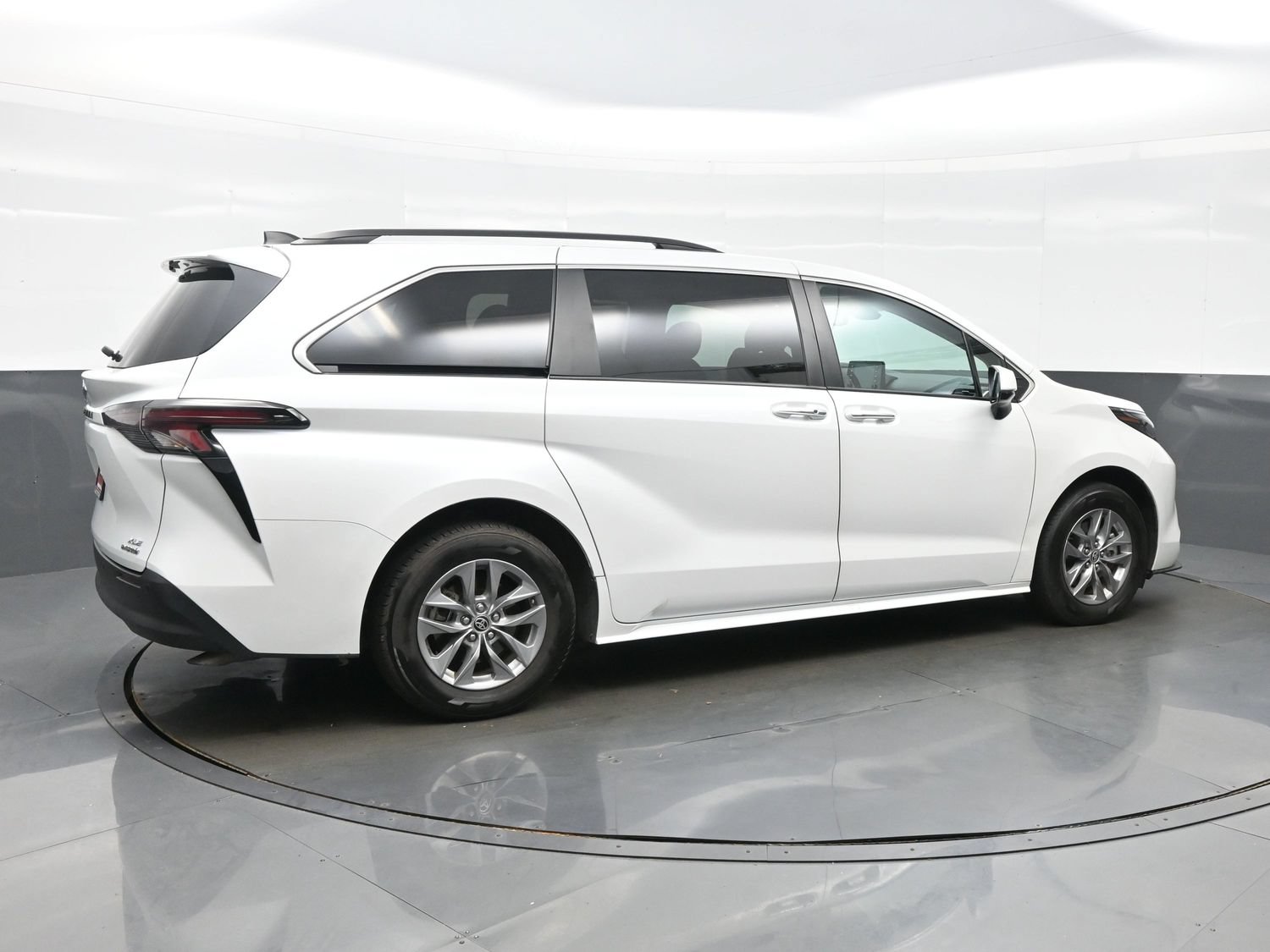 Used 2024 Toyota Sienna XLE AWD/4WD image 6