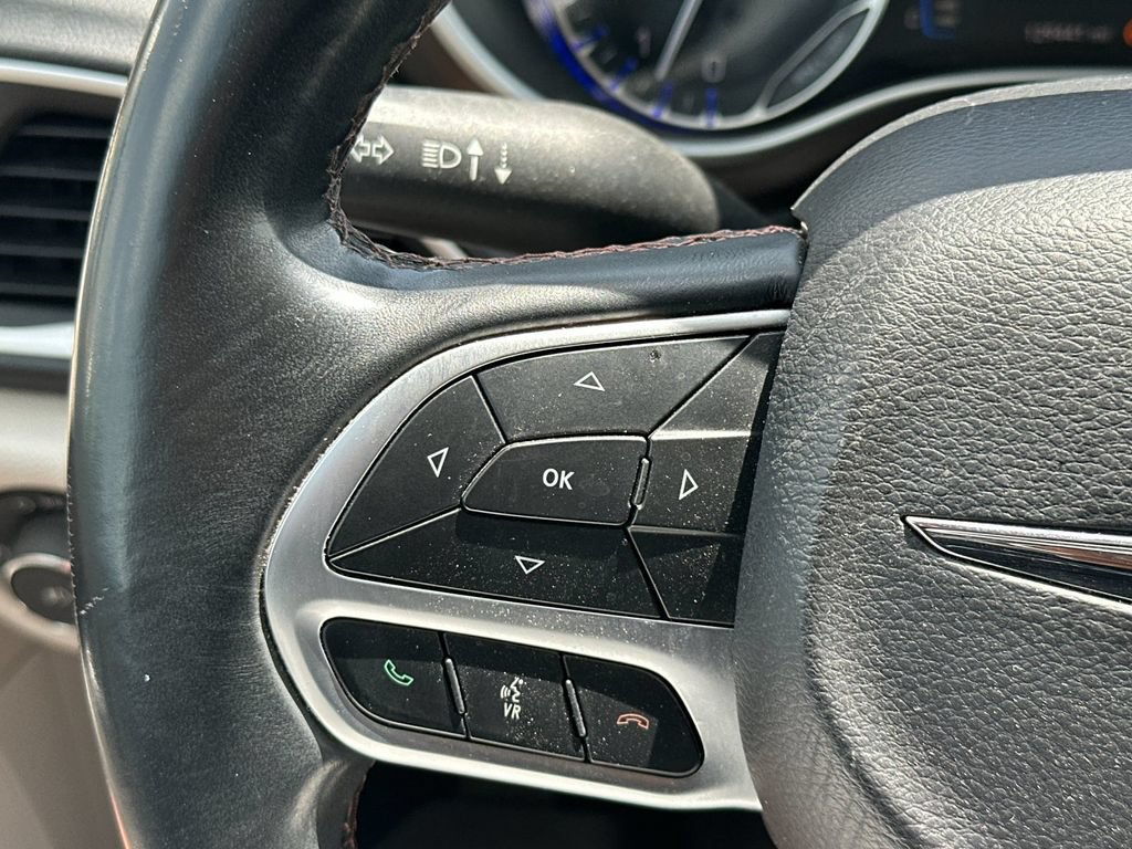 Used 2017 Chrysler Pacifica Touring-L FWD image 26