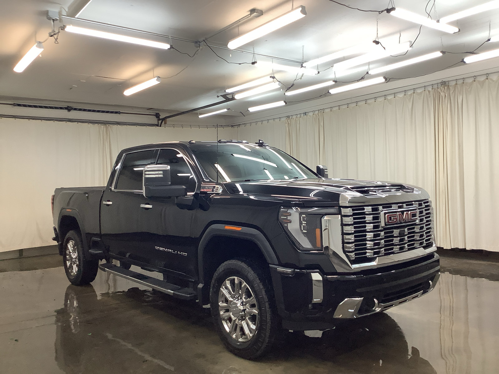 Used 2024 GMC Sierra 2500 Denali w/ Denali Reserve Package AWD/4WD image 3