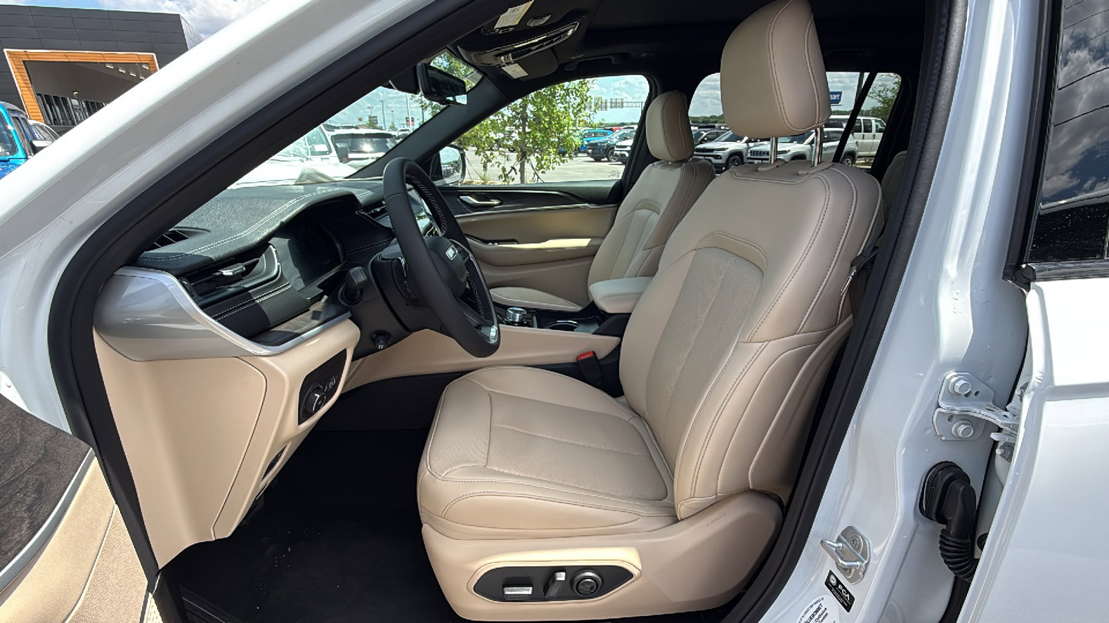New 2026 Jeep Grand Cherokee L Limited w/ Luxury Tech Group II RWD image 9