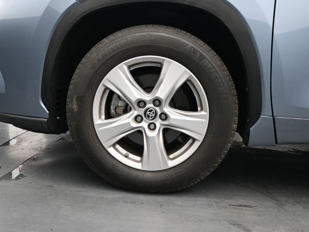 Used 2023 Toyota Highlander LE image 12