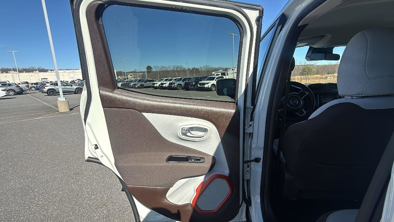 Used 2015 Jeep Renegade Latitude w/ Cold Weather Group image 23