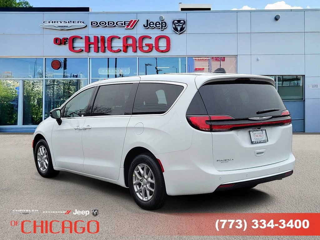 New 2026 Chrysler Pacifica Select image 3