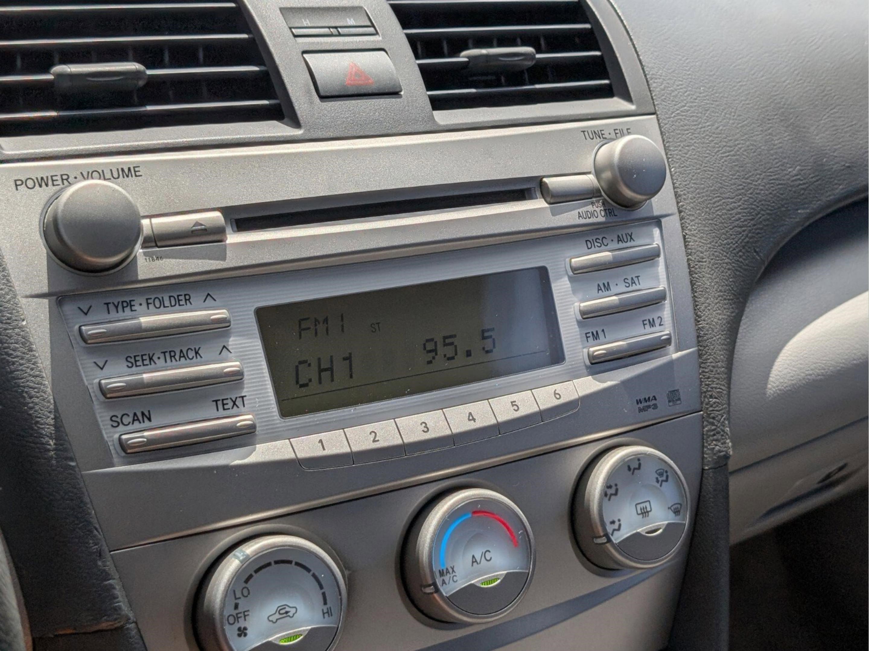 Used 2010 Toyota Camry LE FWD image 15