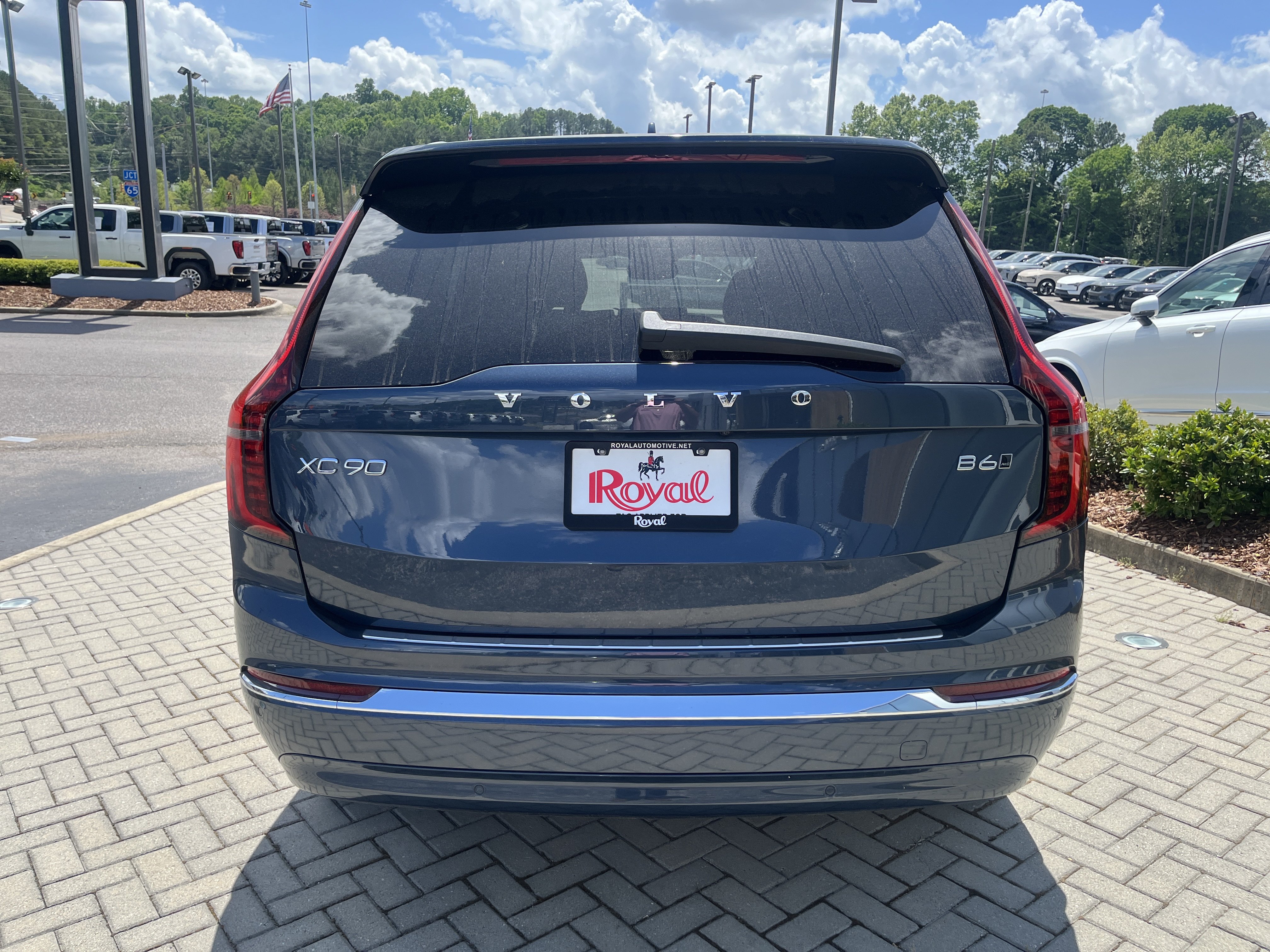 New 2026 Volvo XC90 B6 Plus w/ Protection Package Premier AWD/4WD image 4