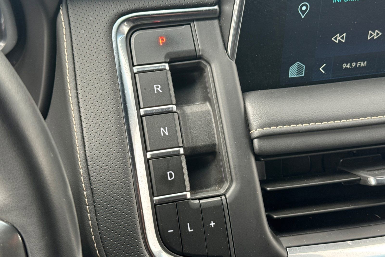 Used 2023 Chevrolet Suburban Premier AWD/4WD image 22