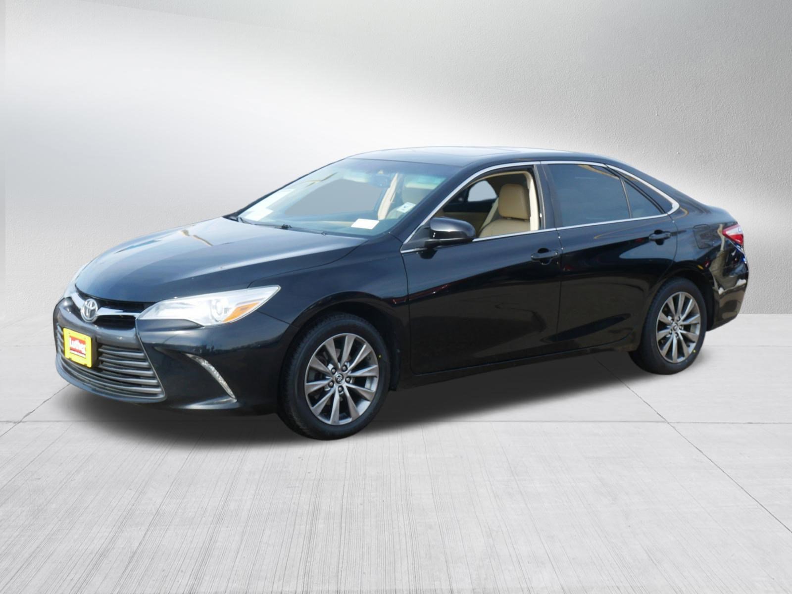 Used 2015 Toyota Camry XLE w/ Moonroof Package image 3