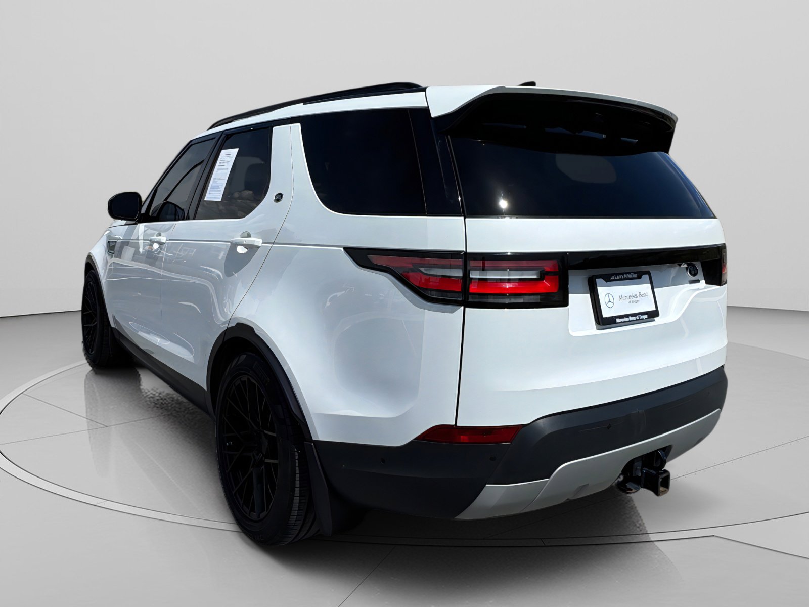 Used 2020 Land Rover Discovery HSE image 3