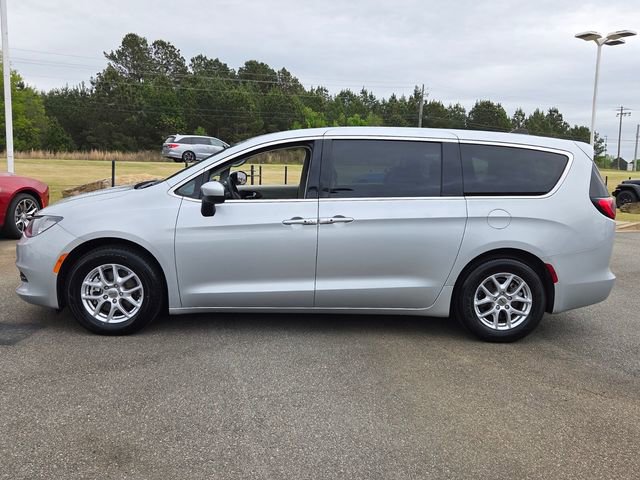 Used 2023 Chrysler Voyager LX image 4