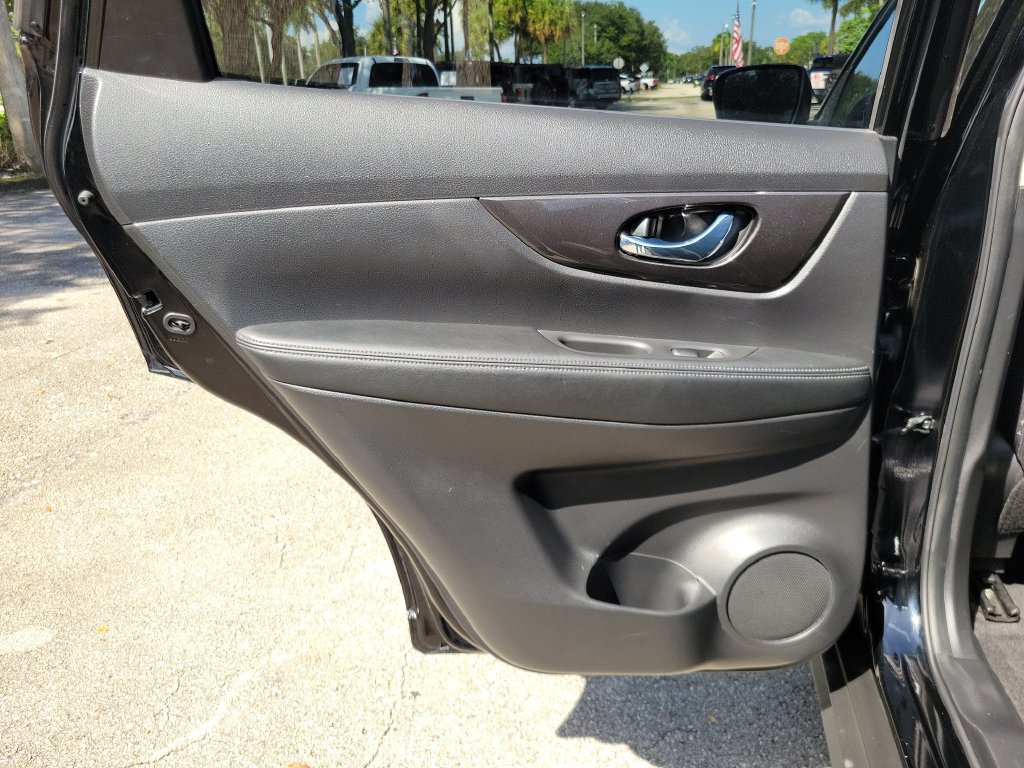 Used 2020 Nissan Rogue SV FWD image 10