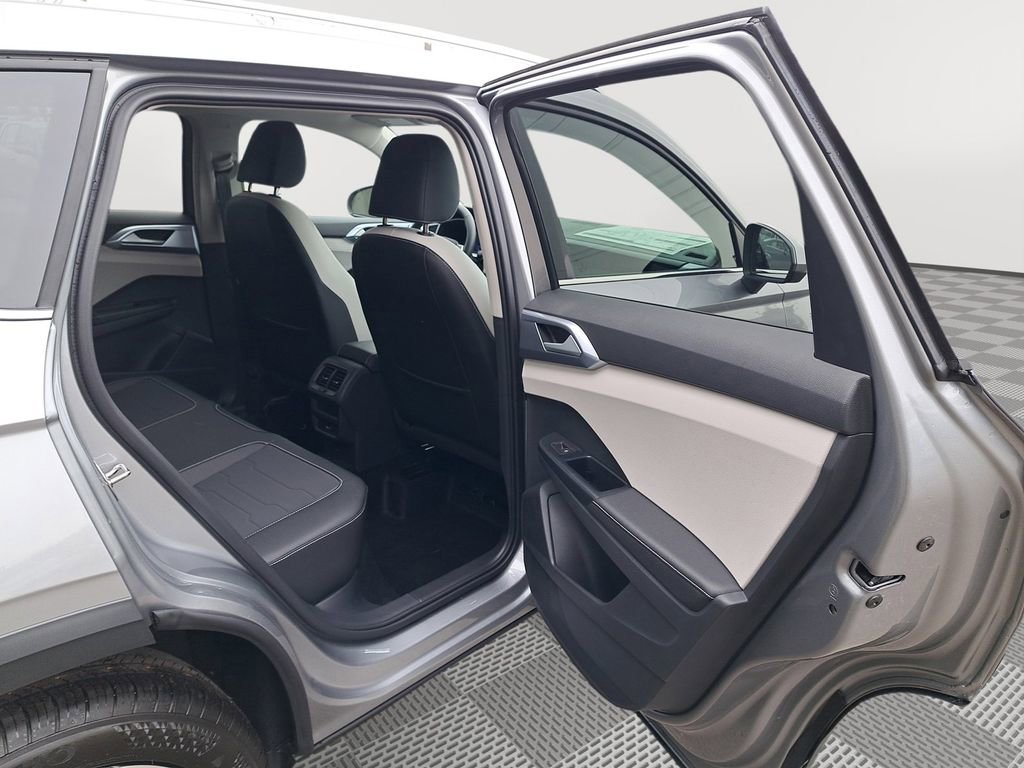 New 2025 Volkswagen Taos SE AWD/4WD image 15