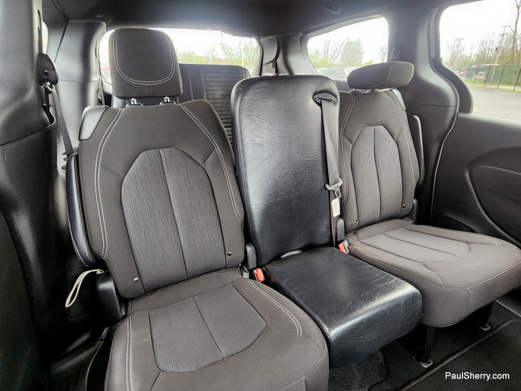 Used 2024 Chrysler Pacifica Touring FWD image 4