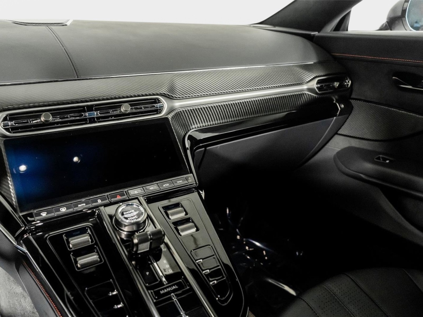 Used 2025 Aston Martin V8 Vantage Coupe image 30