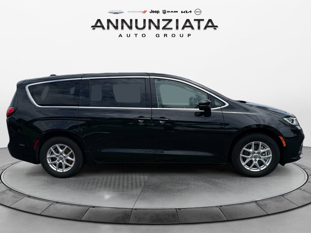 Certified 2023 Chrysler Pacifica Touring-L image 6
