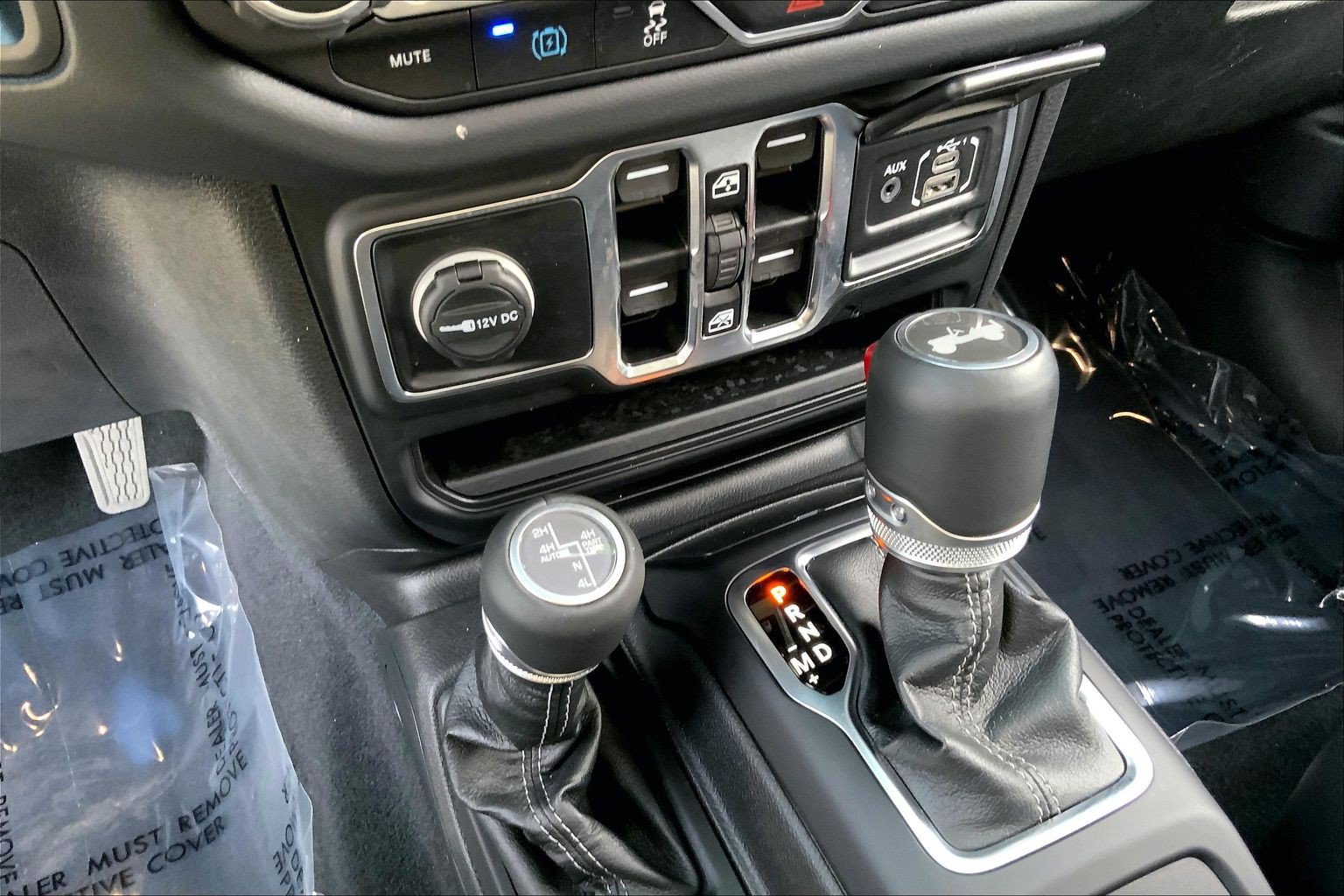 Used 2024 Jeep Wrangler Unlimited Sahara w/ Technology Group AWD/4WD image 16