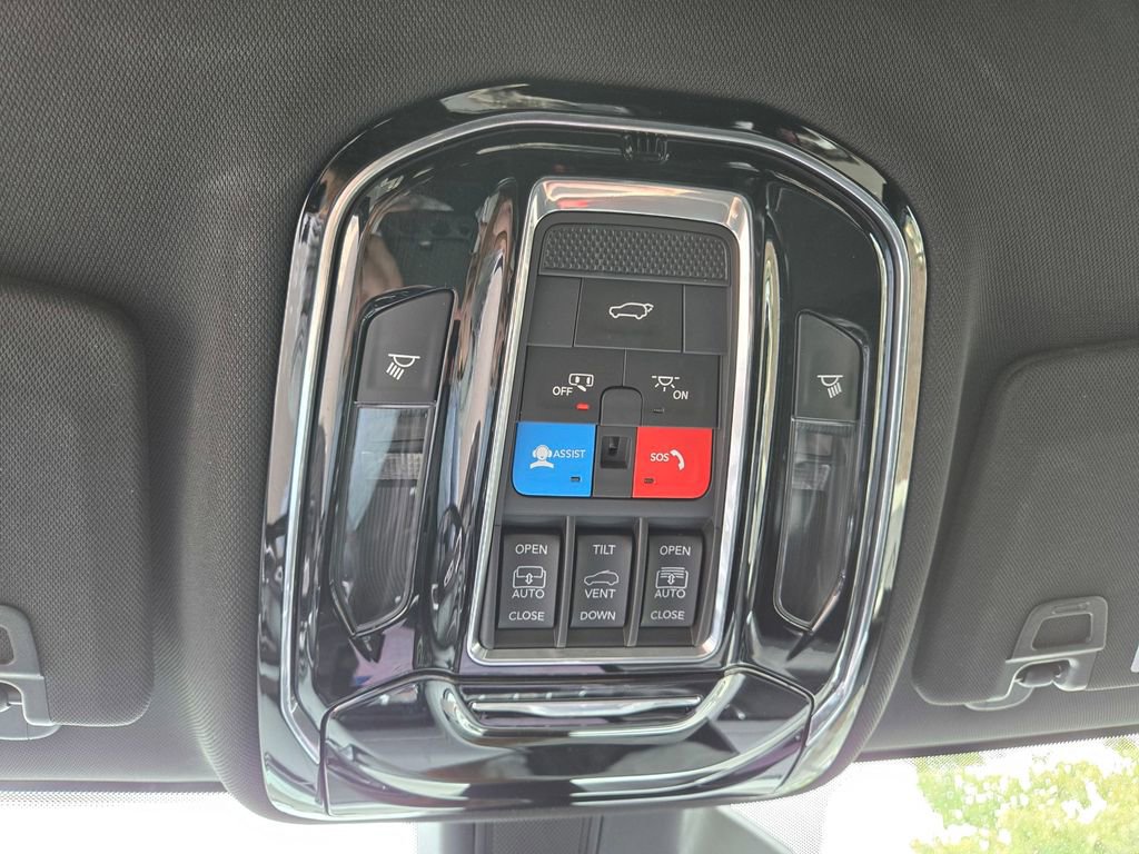 Used 2022 Jeep Grand Cherokee Overland w/ Advanced Protech Group III image 21