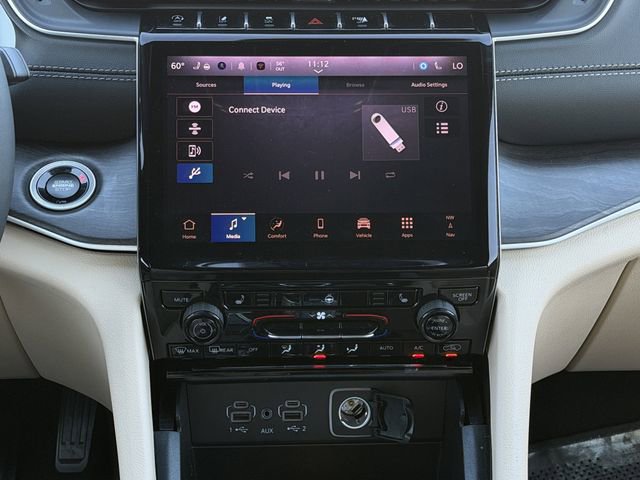 Used 2025 Jeep Grand Cherokee Limited w/ Black Appearance Package image 17