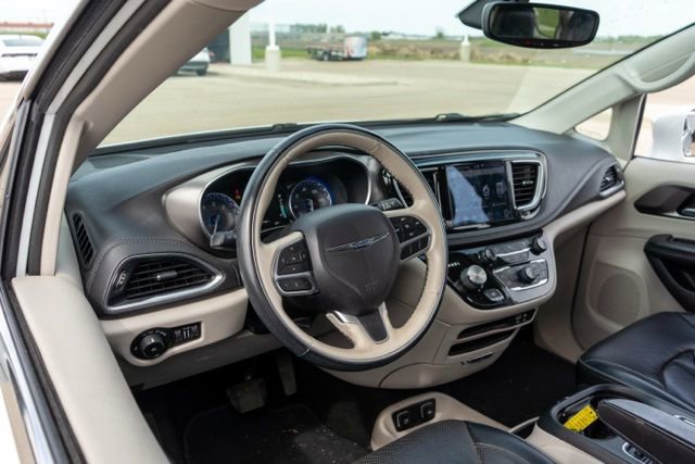 Used 2018 Chrysler Pacifica Limited FWD image 13