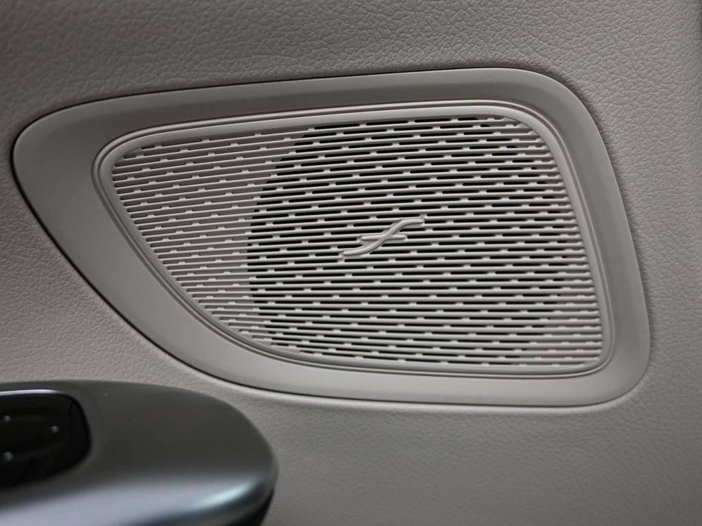 Used 2023 Mercedes-Benz C 300 Sedan image 12