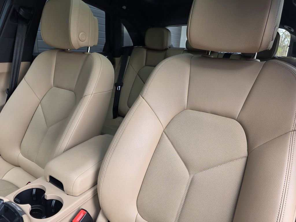 Certified 2023 Porsche Macan Turbo image 5