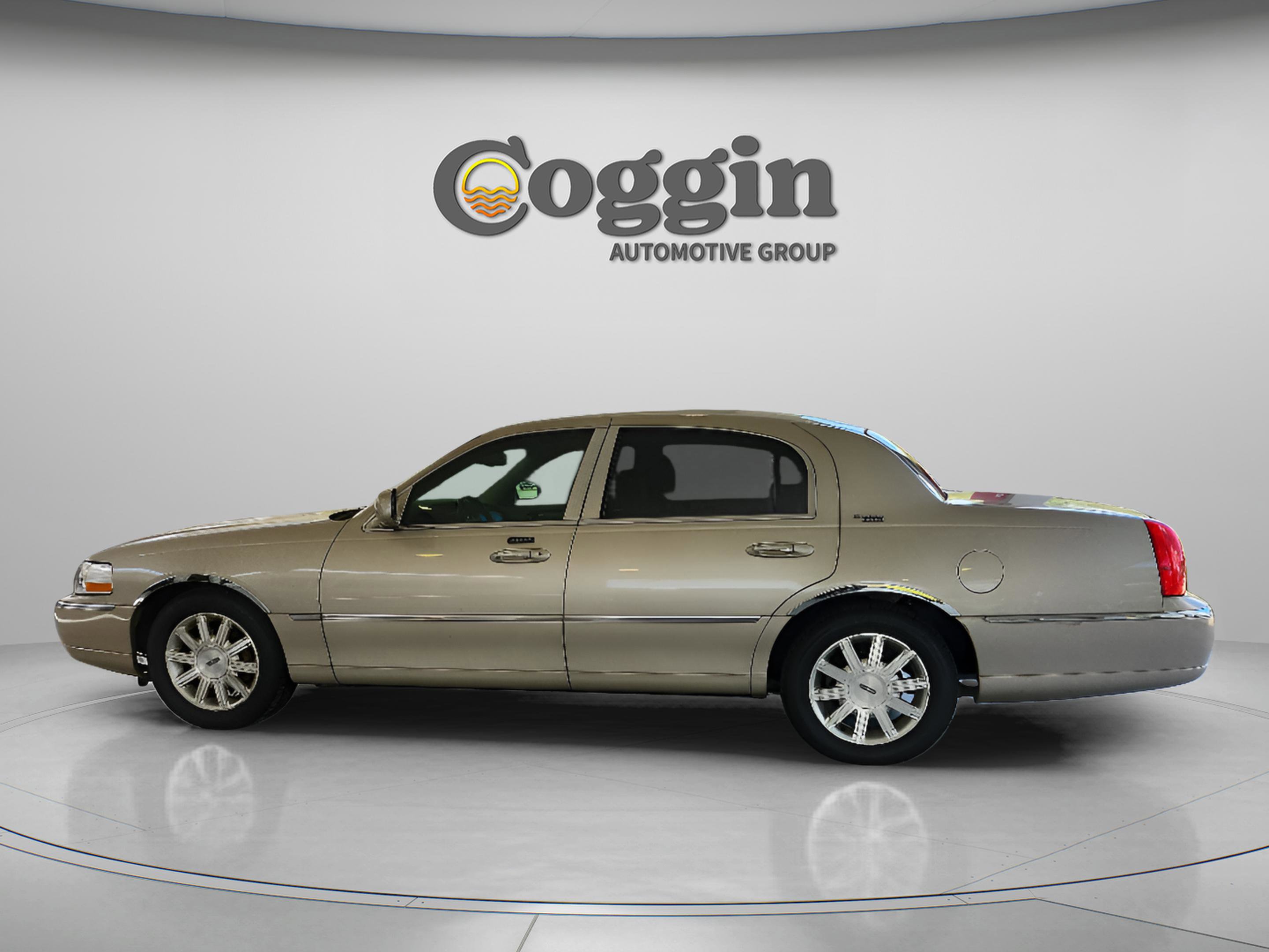 Used 2009 Lincoln Town Car Signature Limited RWD image 2