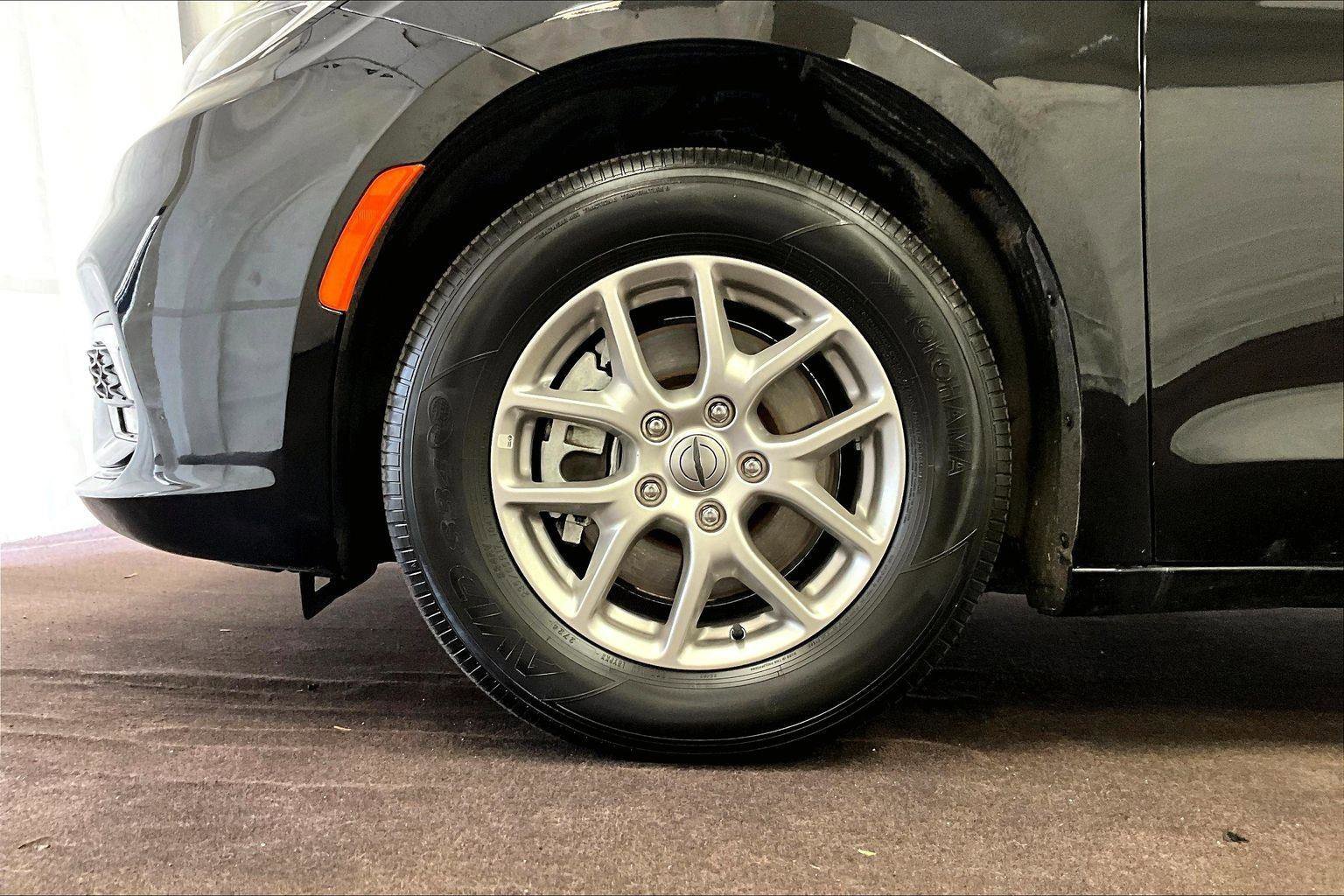 Used 2025 Chrysler Pacifica Select image 8