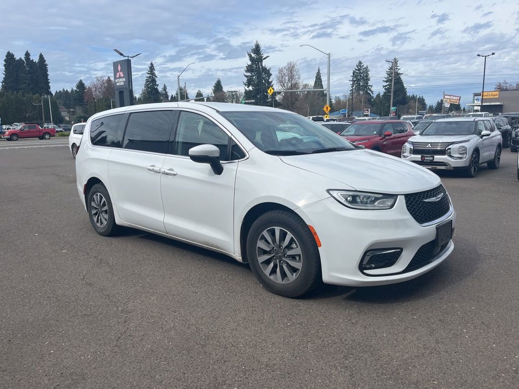 Used 2023 Chrysler Pacifica Touring-L image 1