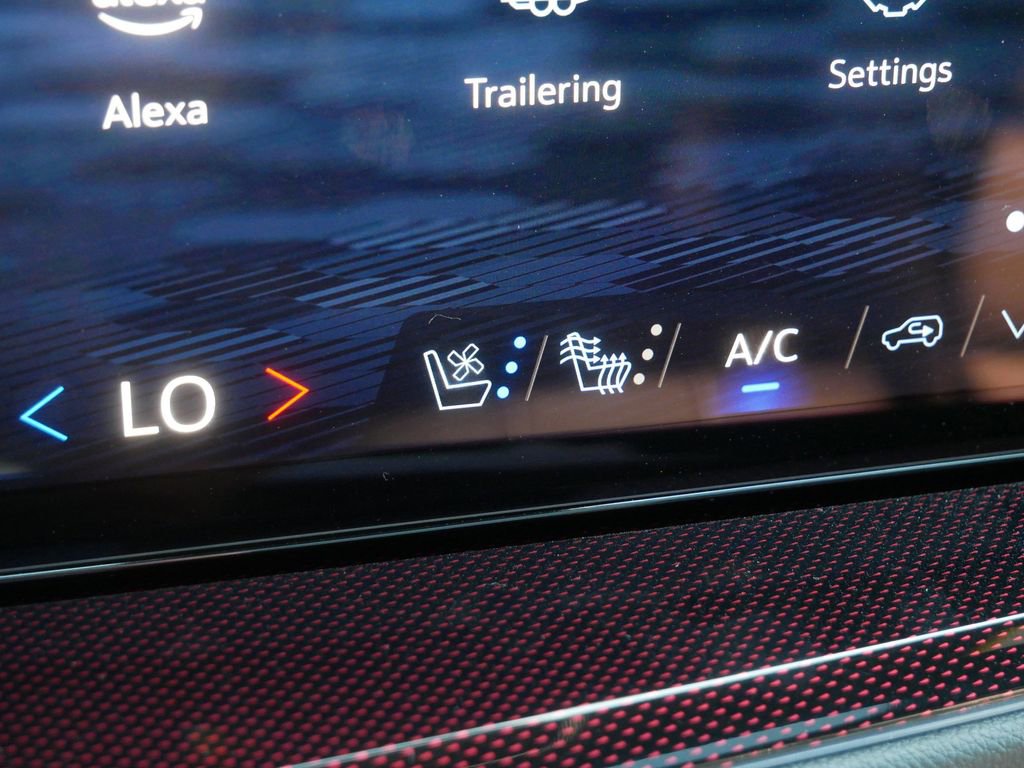 Used 2025 Chevrolet Traverse RS w/ LPO, Floor Liner Package AWD/4WD image 31